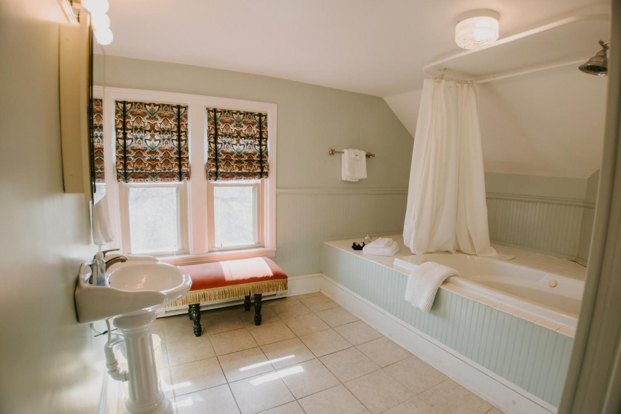 Queen Room with Whirlpool